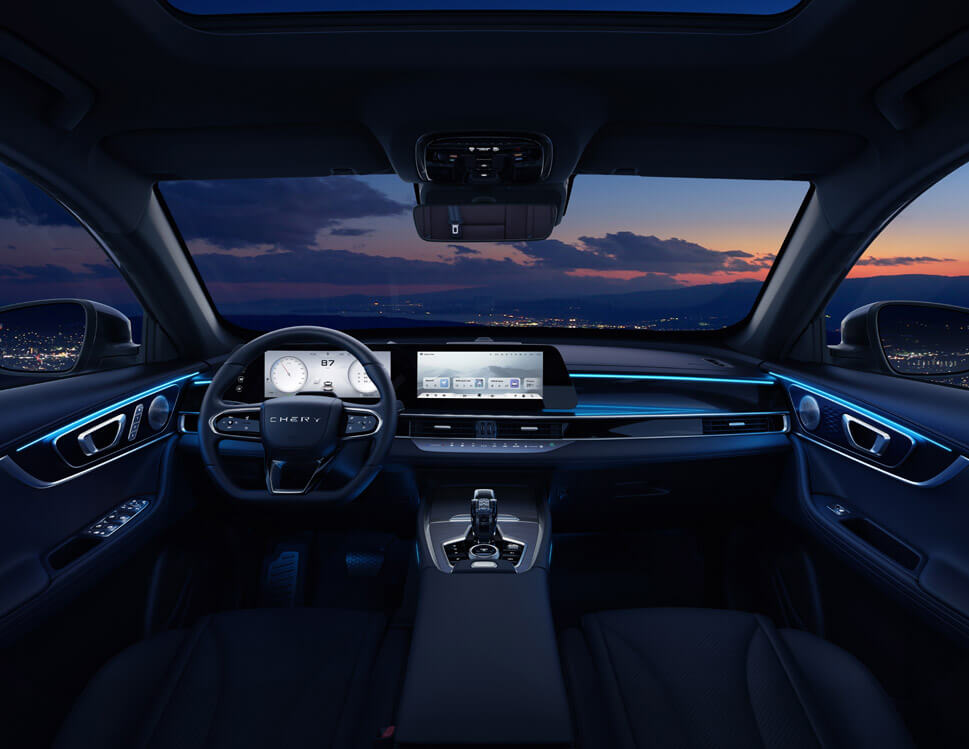 CHERY Tiggo 7 PHEV - Interiér - 50W nabíjení a ambientní osvětlení