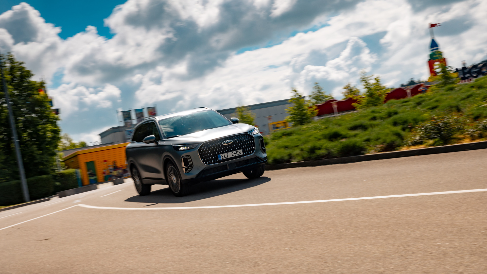 Dlouhá cesta, plný kufr, dvě nadšené děti a téměř tisíc kilometrů před sebou. Rodinný road trip do LEGOLAND® Deutschland ukázal, že moderní SUV může nabídnout nejen prostor a bezpečnost, ale také technologie a komfort, které promění cestování v
příjemnou součást dovolené.