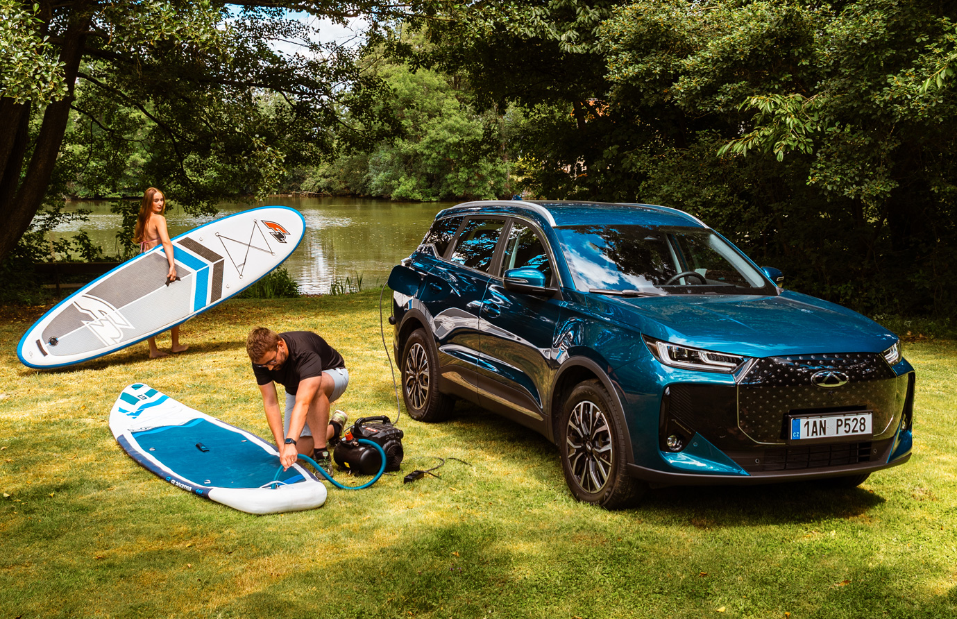 Rodinný výlet, víkend u jezera nebo romantický večer v přírodě? Moderní automobil dnes nemusí sloužit pouze k cestování z místa na místo. Díky technologii V2L (Vehicle-to-Load), kterou nabízejí plug-in hybridní modely Chery, se může proměnit v praktický zdroj energie pro chvíle strávené s rodinou i přáteli.